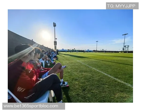 李新翔伤愈随海港队赴迪拜冬训晒照展现团队精神